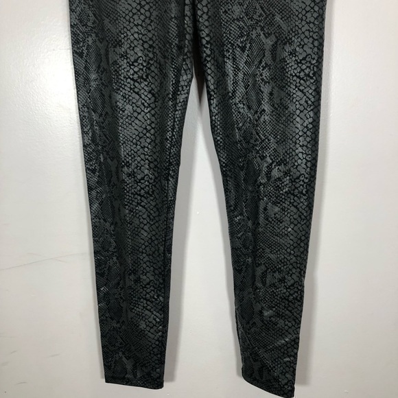 PINK Victoria’s Secret Women’s Black Knockout Tight Snakeskin Print Leggings - Picture 5 of 13